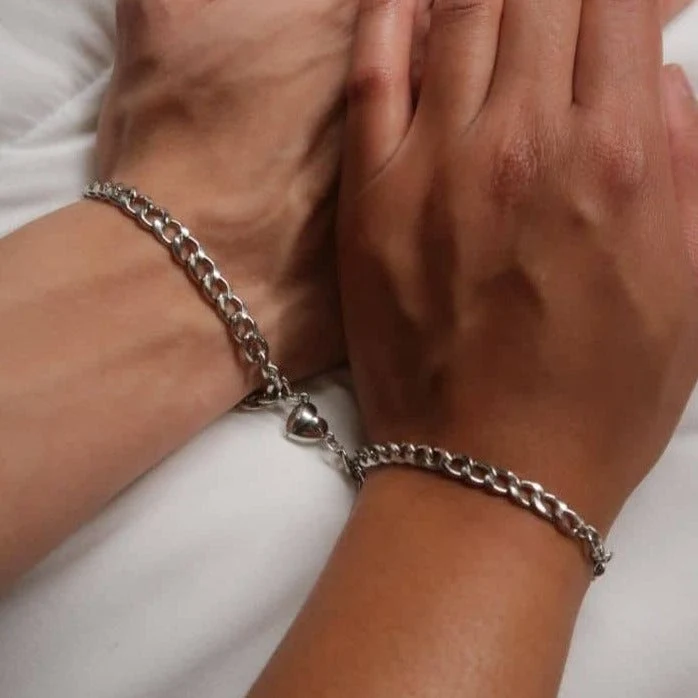 Daniela R. – Set de pulseras magnéticas de corazón para parejas