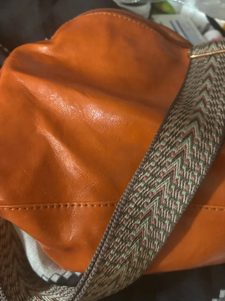 Alessandra B. – Bolso Emma™ Retro Cruzado con Correa Ancha de Textura
