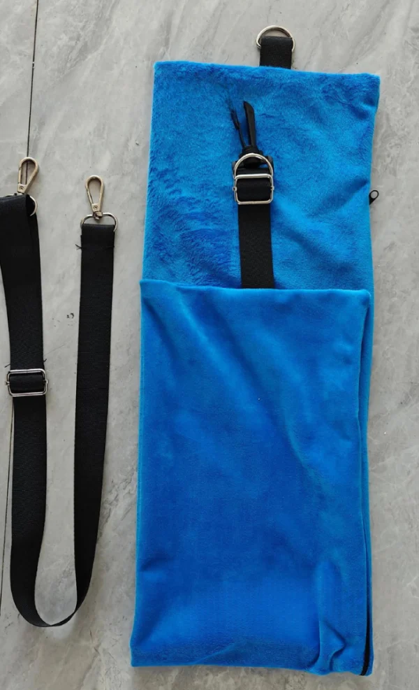 FlexiNap™-Almohada de viaje ergonómica de felpa azul, rellenable con ropa para mayor comodidad y practicidad., imagen 2