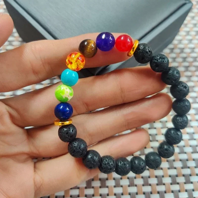 Alessandra B. – Pulsera Elástica de Lava Negra y 7 Chakras