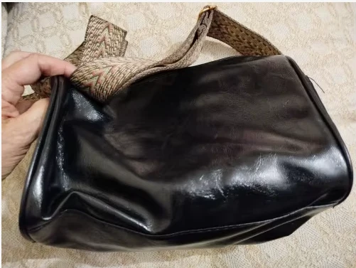 Teresa M. – Bolso Emma™ Retro Cruzado con Correa Ancha de Textura