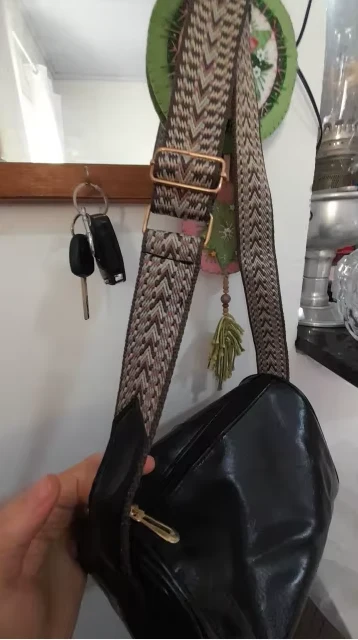Daniela R. – Bolso Emma™ Retro Cruzado con Correa Ancha de Textura