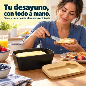 Tu desayuno, con todo a mano. Una mujer unta pan junto a ButterSeal abierto; sirve y unta desde el mismo recipiente