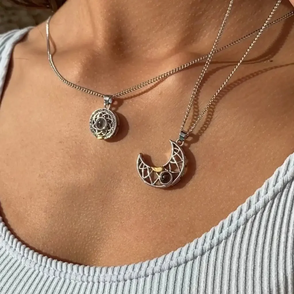 Alessandra B. – Collar De Proyección De Pareja De Sol Y Luna