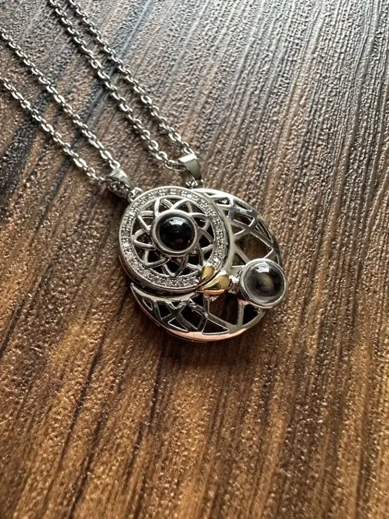 Daniela R. – Collar De Proyección De Pareja De Sol Y Luna
