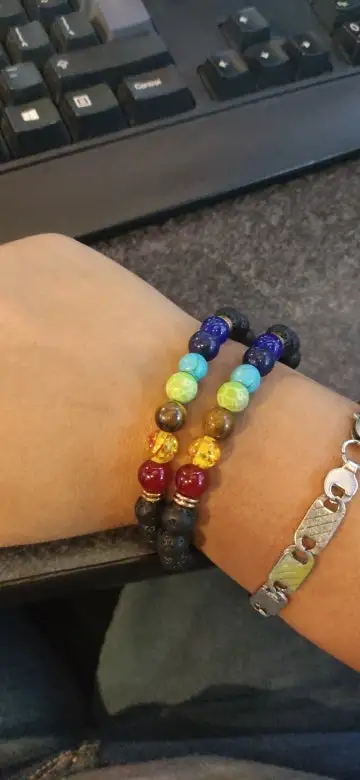 Daniela R. – Pulsera Elástica de Lava Negra y 7 Chakras