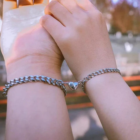 Teresa M. – Set de pulseras magnéticas de corazón para parejas