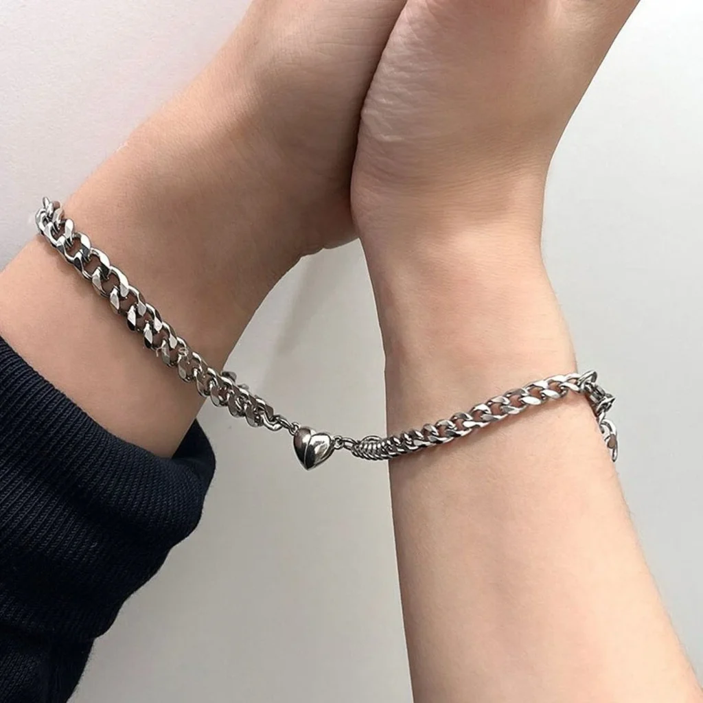 Alessandra B. – Set de pulseras magnéticas de corazón para parejas